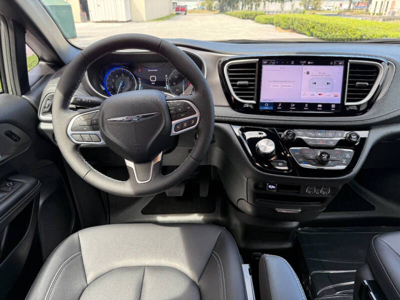 2025 Chrysler Pacifica Select