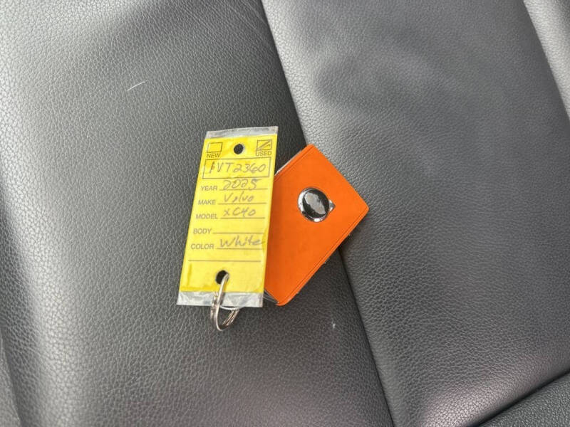 2025 Volvo XC40 B5 Plus Dark Theme