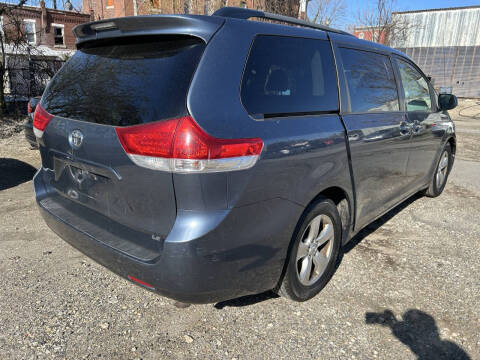 2013 Toyota Sienna LE 8-Passenger