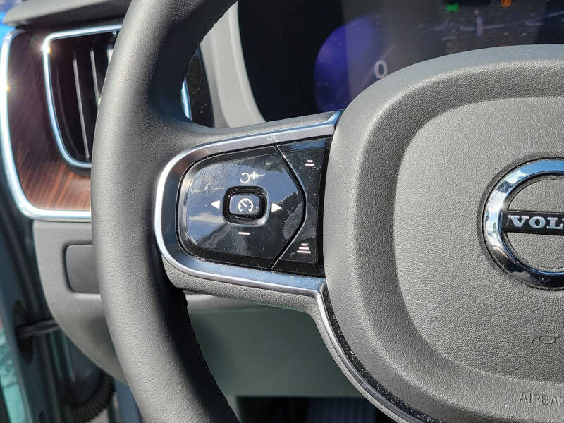 2024 Volvo XC60 B5 Plus Dark Theme