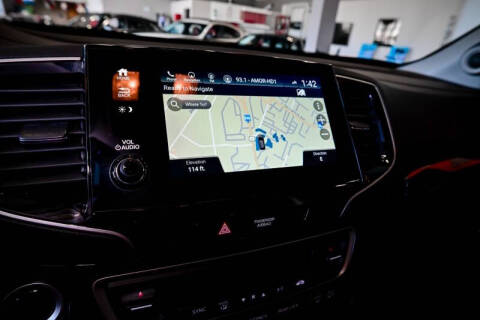 2022 Honda Pilot Touring w/Rear Captain's Chairs