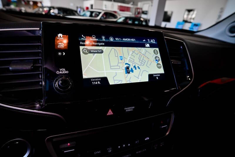 2022 Honda Pilot Touring w/Rear Captain's Chairs