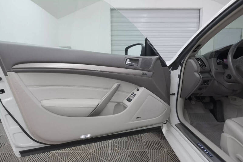 2011 Infiniti G37 Coupe x