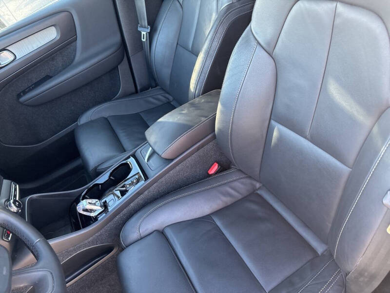 2025 Volvo XC40 B5 Plus Bright Theme