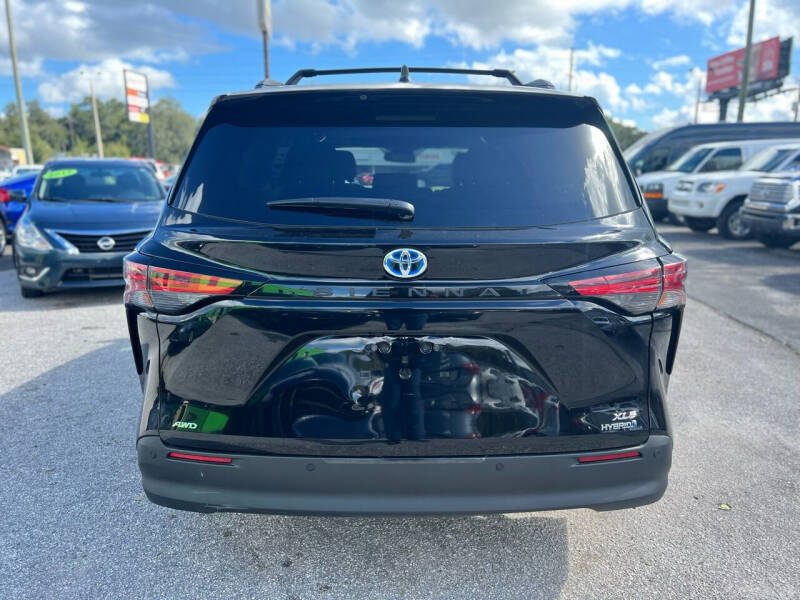 2022 Toyota Sienna XLE photo 6