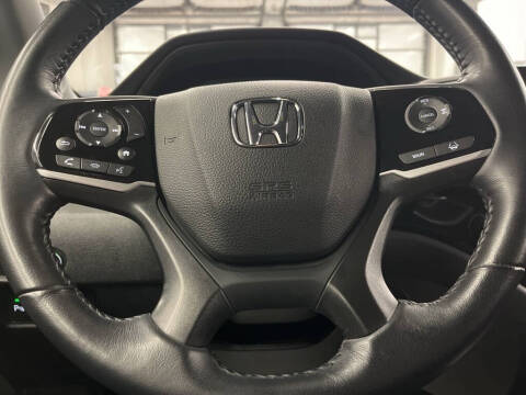 2022 Honda Pilot Touring w/Rear Captain's Chairs