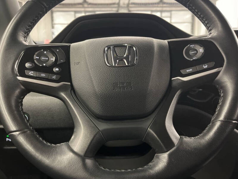 2022 Honda Pilot Touring w/Rear Captain's Chairs