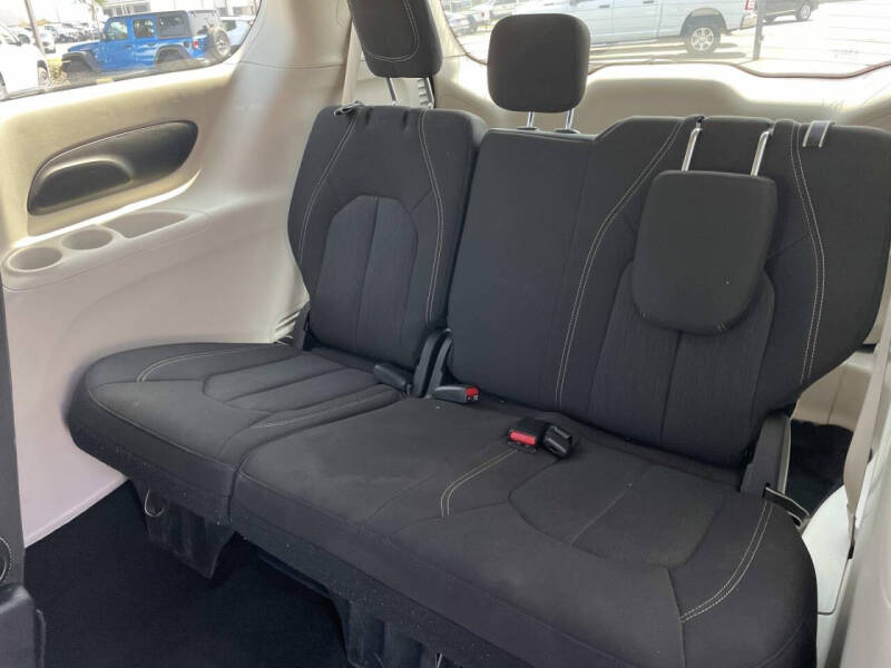 2023 Chrysler Voyager LX
