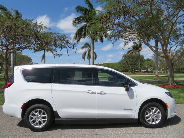 2025 Chrysler Voyager LX