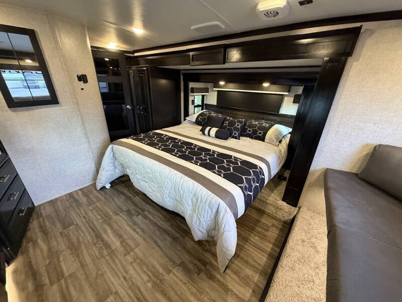 2023 Jayco Pinnacle