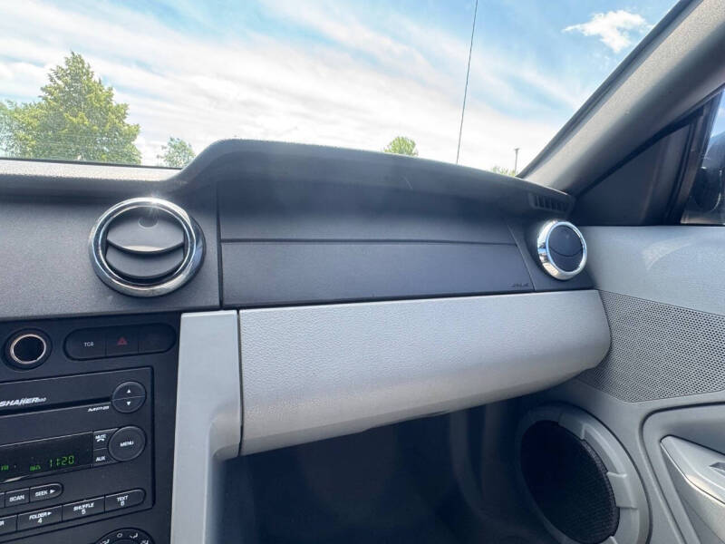 2006 Ford Mustang V6 Deluxe