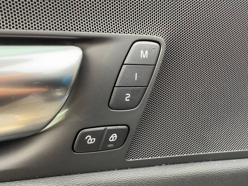 2025 Volvo XC60 T8 Plus Dark Theme