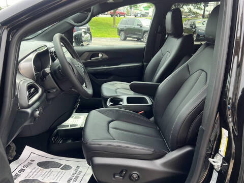 2025 Chrysler Pacifica Select