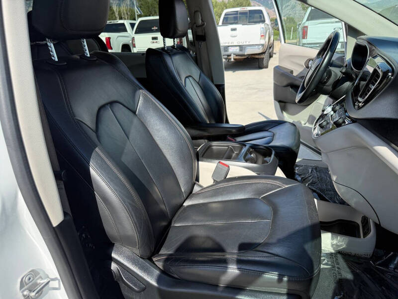 2017 Chrysler Pacifica Touring-L