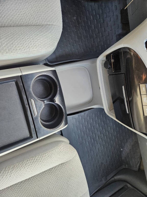 2011 Toyota Sienna LE 7-Passenger Auto Access Seat