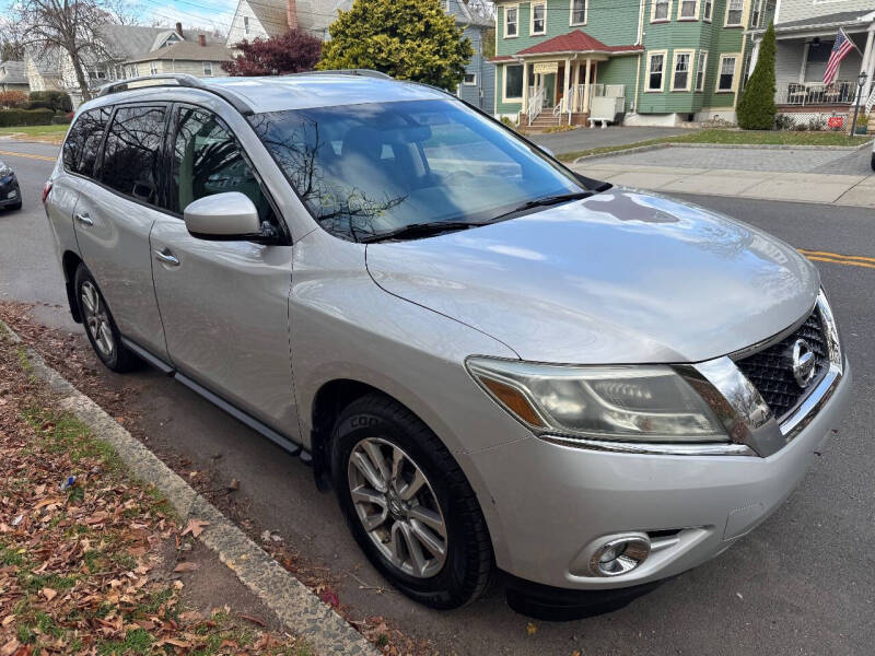 2015 Nissan Pathfinder SV's photo