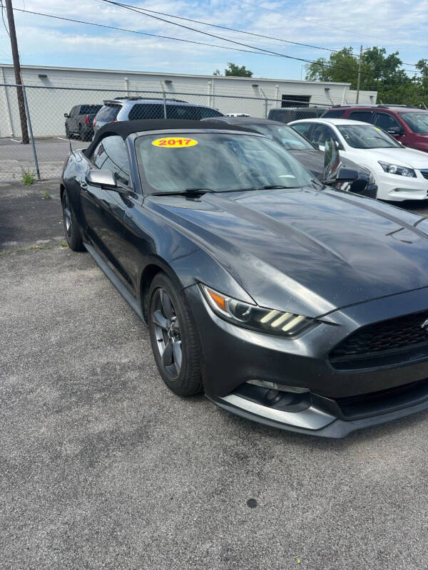 2017 Ford Mustang V6 - Photo 2