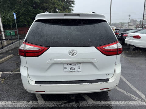 2015 Toyota Sienna LE 8-Passenger