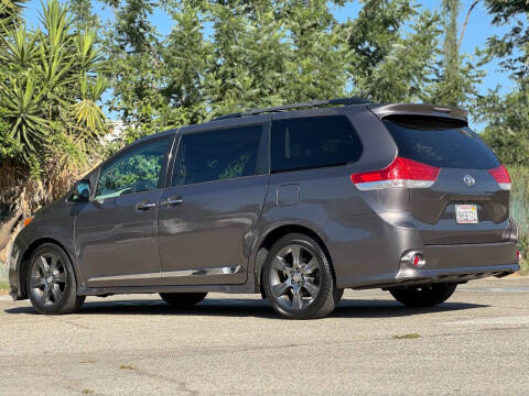2015 Toyota Sienna SE 8-Passenger