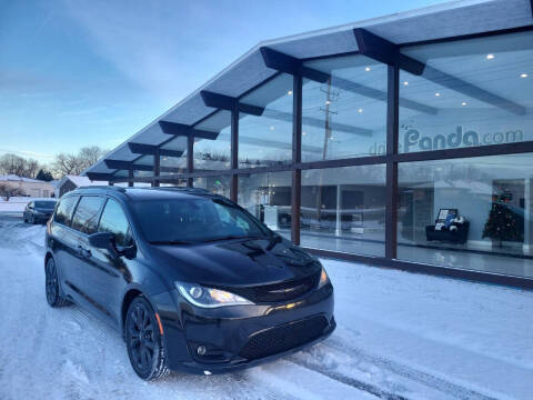 2020 Chrysler Pacifica for sale at DrivePanda.com in Dekalb IL