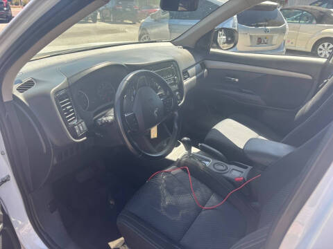 2016 Mitsubishi Outlander ES
