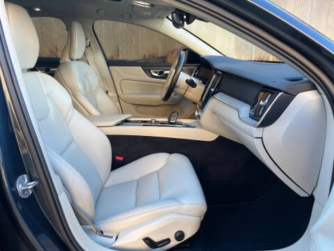 2024 Volvo S60 B5 Plus Dark Theme