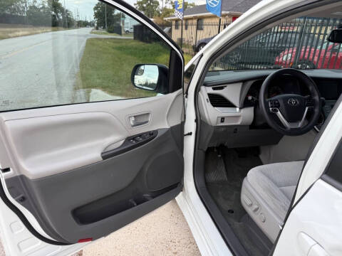 2017 Toyota Sienna LE 8-Passenger