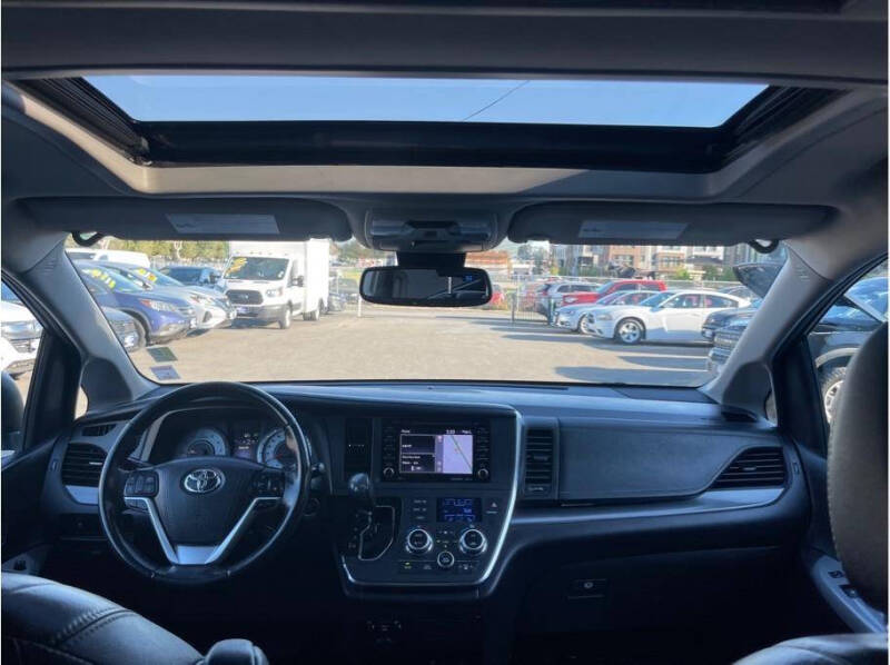 2018 Toyota Sienna SE Premium 8-Passenger