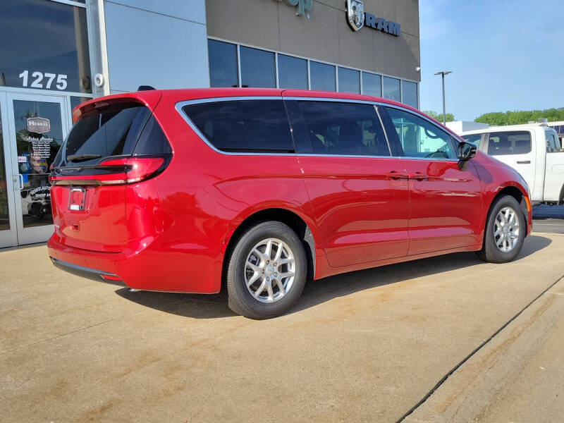 2027 Chrysler Pacifica Select
