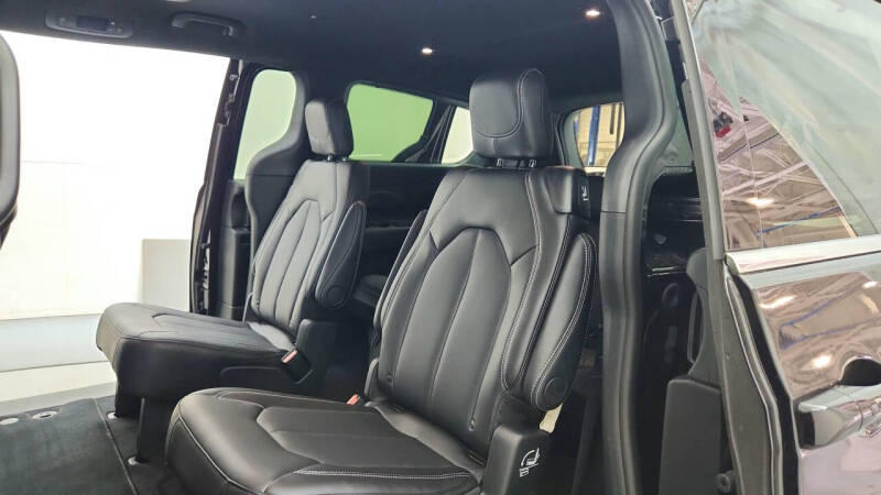 2027 Chrysler Pacifica Select