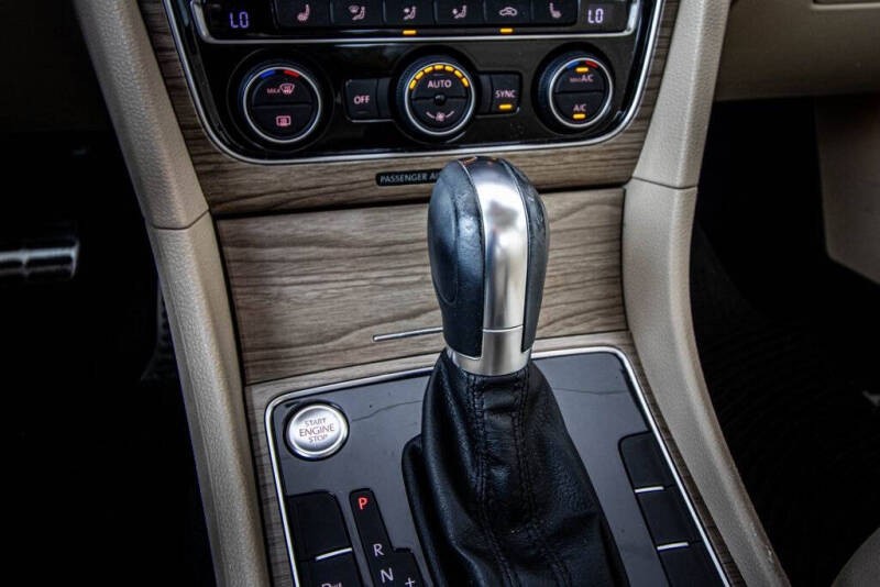 2017 Volkswagen Passat 1.8T SEL Premium