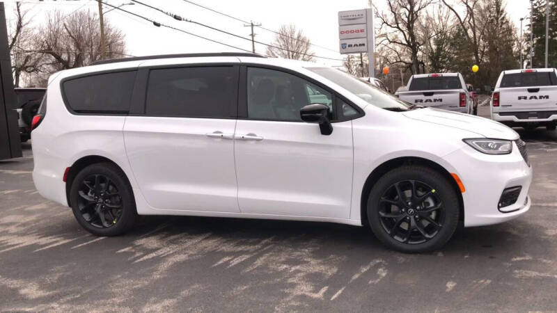 2026 Chrysler Pacifica Select