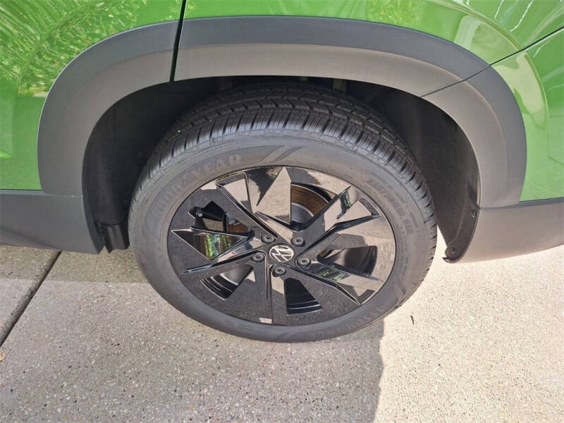 2026 Volkswagen Taos SE Black