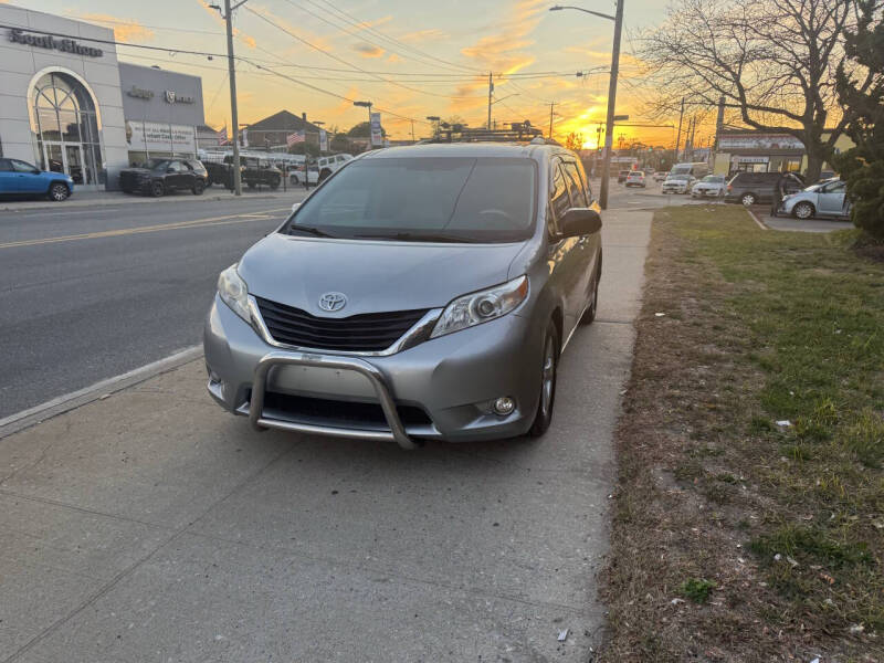 2013 Toyota Sienna LE 7-Passenger Auto Access Seat