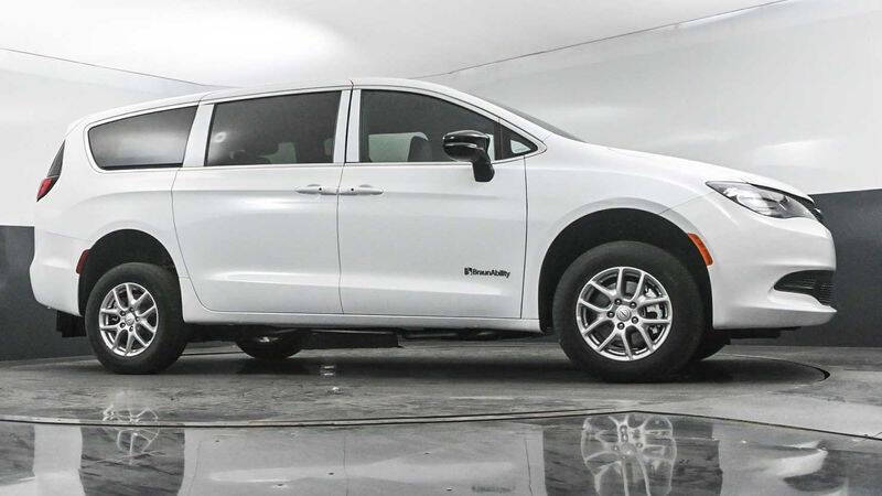 2025 Chrysler Voyager LX