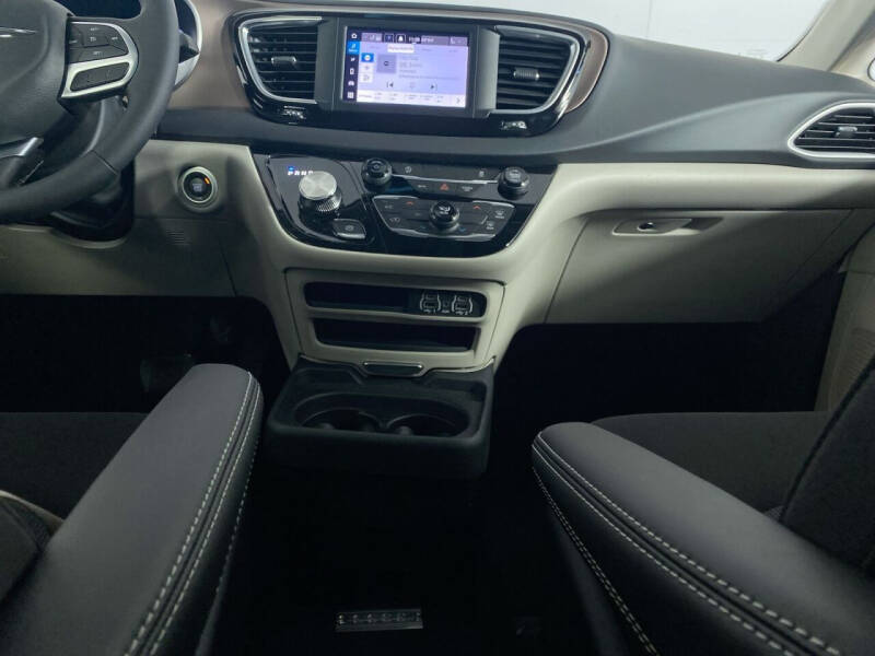 2024 Chrysler Voyager LX