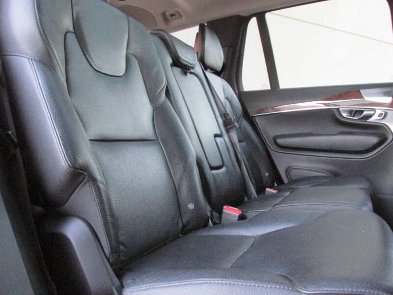 2016 Volvo XC90 T6 Momentum