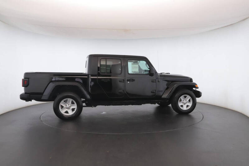 2022 Jeep Gladiator Sport