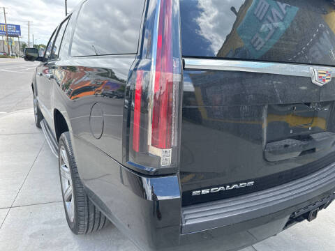 2018 Cadillac Escalade ESV Luxury