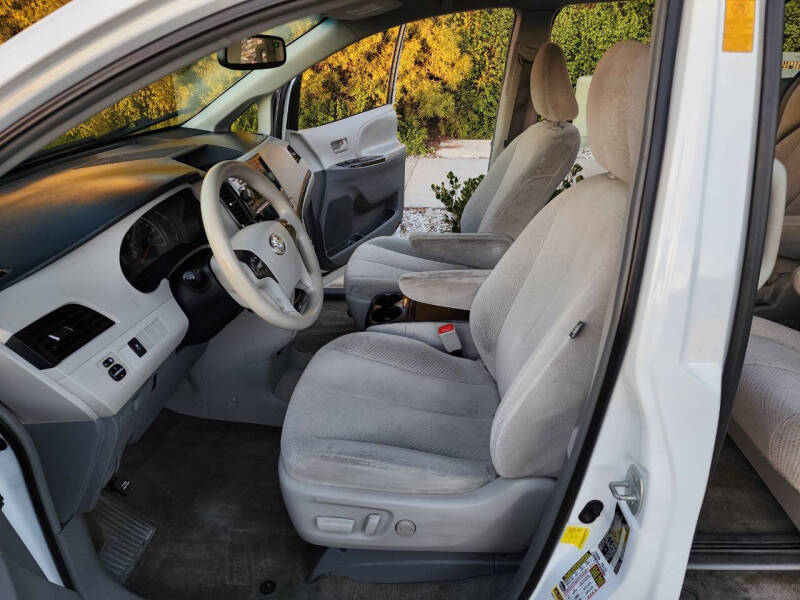 2013 Toyota Sienna LE 8-Passenger