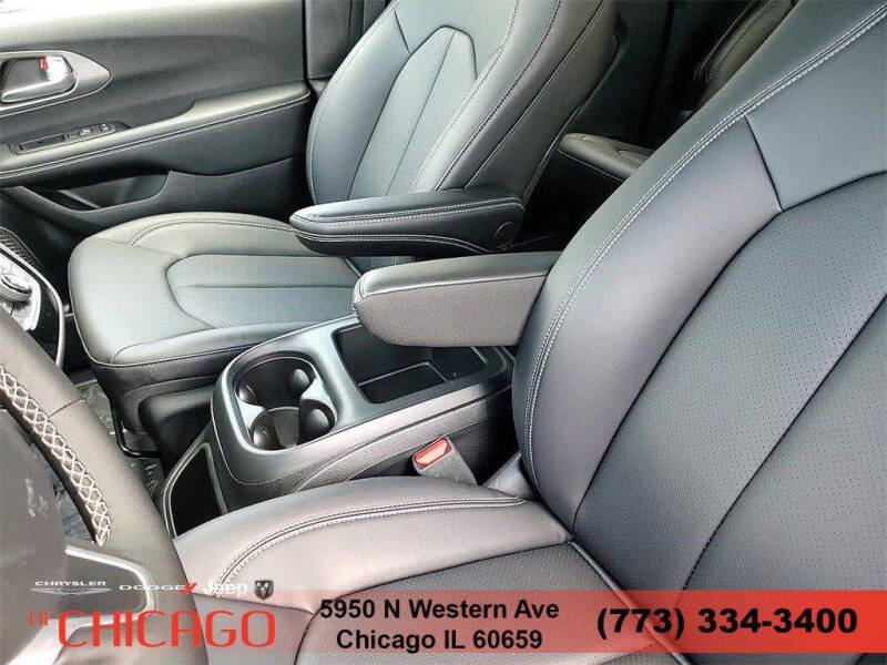 2025 Chrysler Pacifica Select