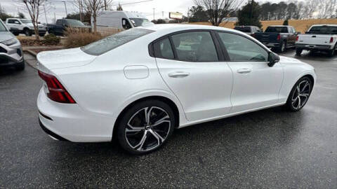 2024 Volvo S60 B5 Core Dark Theme