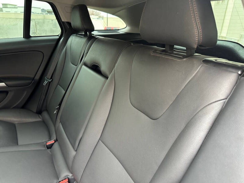 2016 Volvo V60 Cross Country T5 Platinum