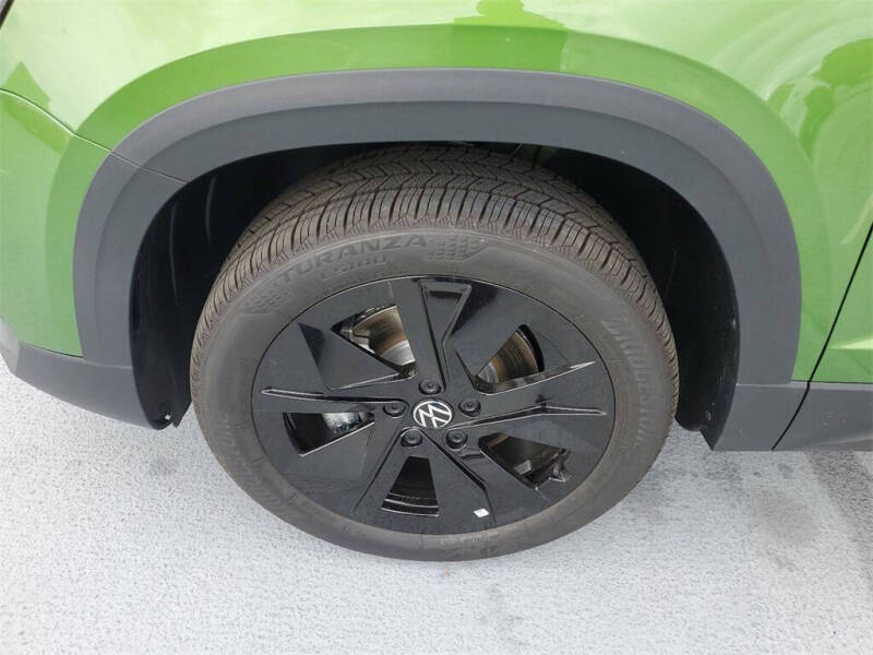 2025 Volkswagen Taos SE Black