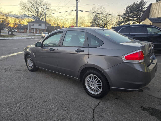 2010 Ford Focus for sale at QUEENSGATE AUTO SALES in York, PA