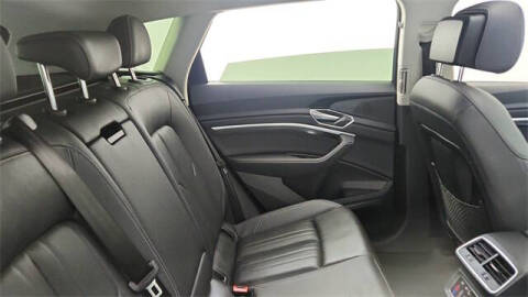 2022 Audi e-tron quattro Premium Plus