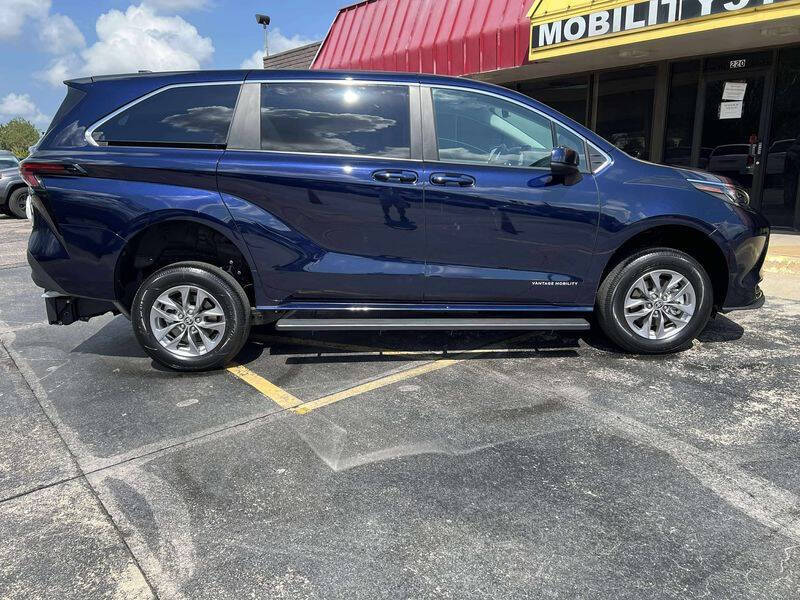 2025 Toyota Sienna LE 8-Passenger