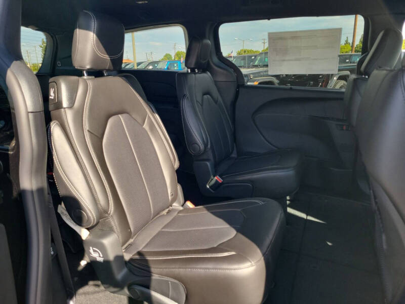 2027 Chrysler Pacifica Select