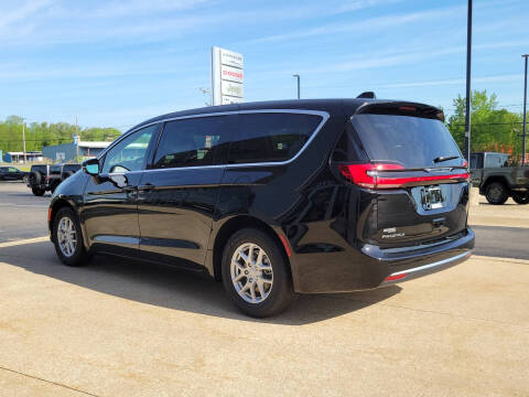 2027 Chrysler Pacifica Select