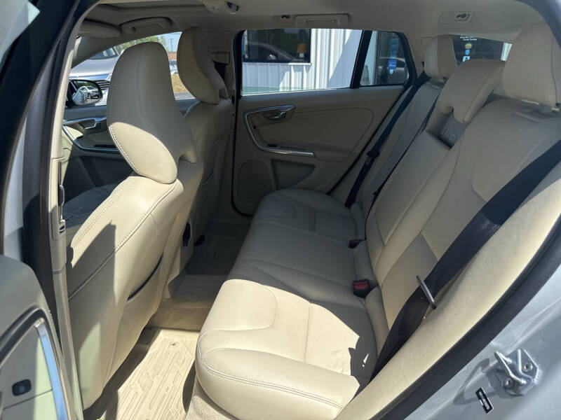 2016 Volvo V60 Platinum - Photo 16